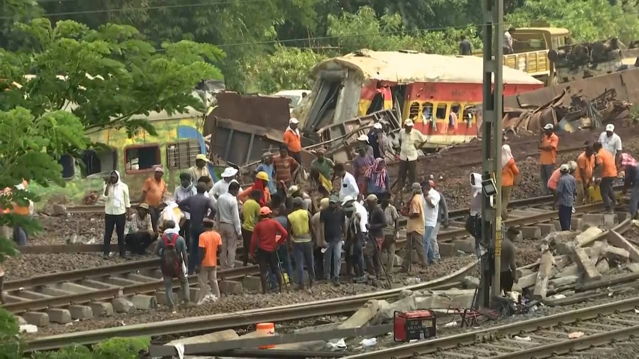 Beeld uit video: Opruimen dodelijk treinongeluk India begonnen