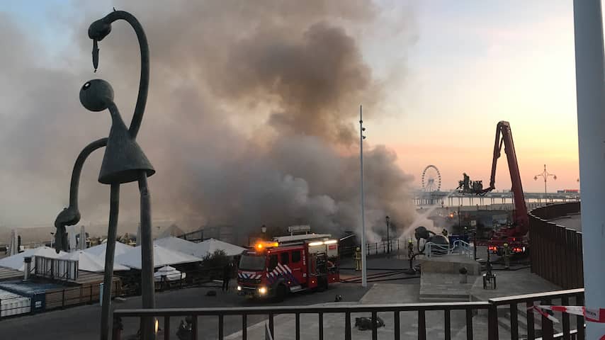 Strandtent aan boulevard Scheveningen gaat in vlammen op