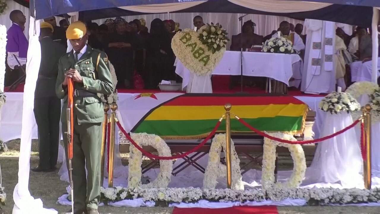 Oud-president Mugabe in besloten kring begraven in Zimbabwe