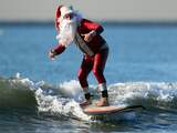 Honderden Surfin’ Santas duiken dit jaar koude zee weer in