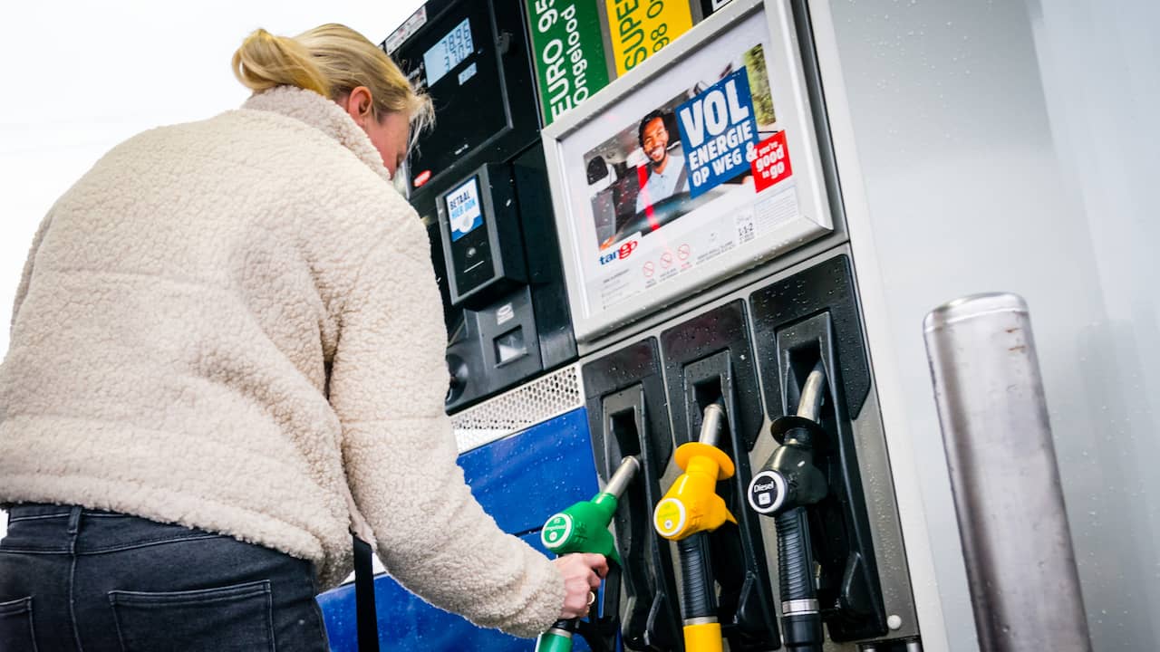 Benzineprijs Zakt Naar Laagste Punt In Ruim Anderhalf Jaar | Economie ...