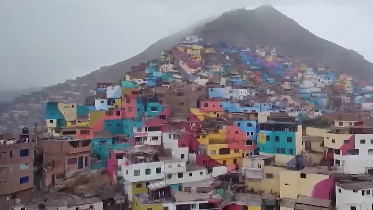 Beeld uit video: Peruanen verven huizen in kleurenpatroon voor beter imago