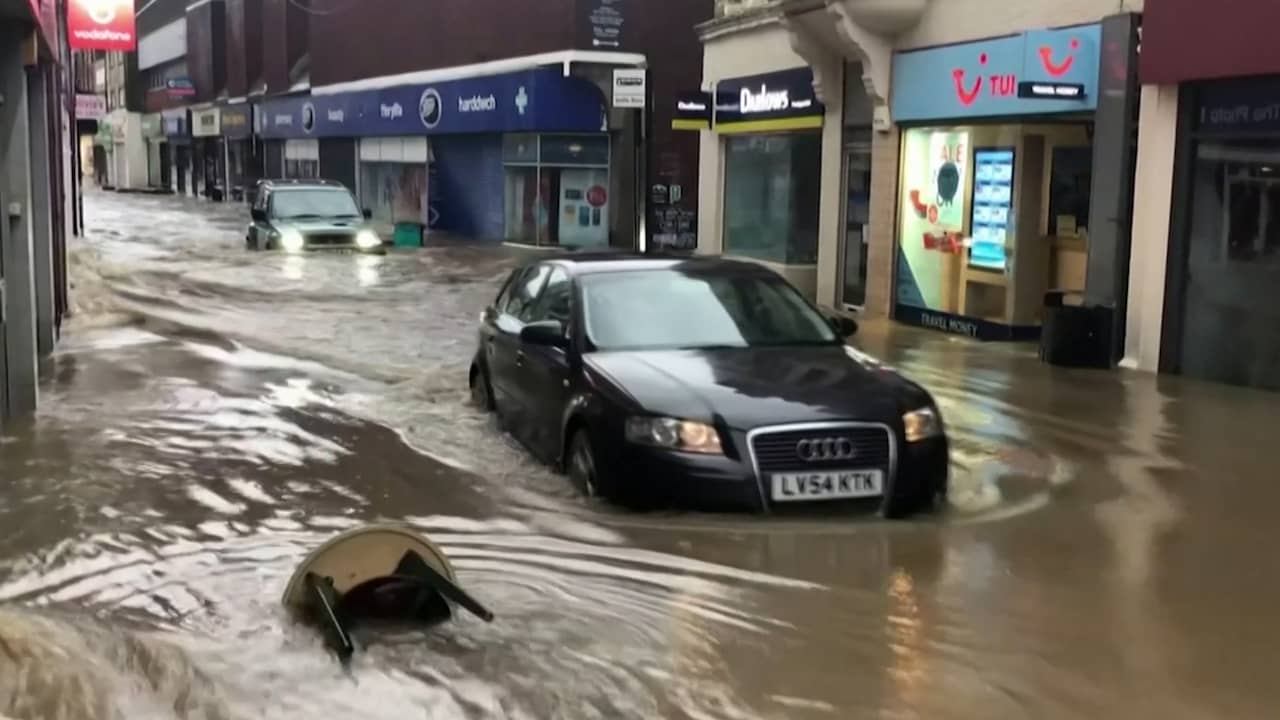 Beeld uit video: Voetgangers in Londen worstelen met paraplu's tijdens storm Dennis