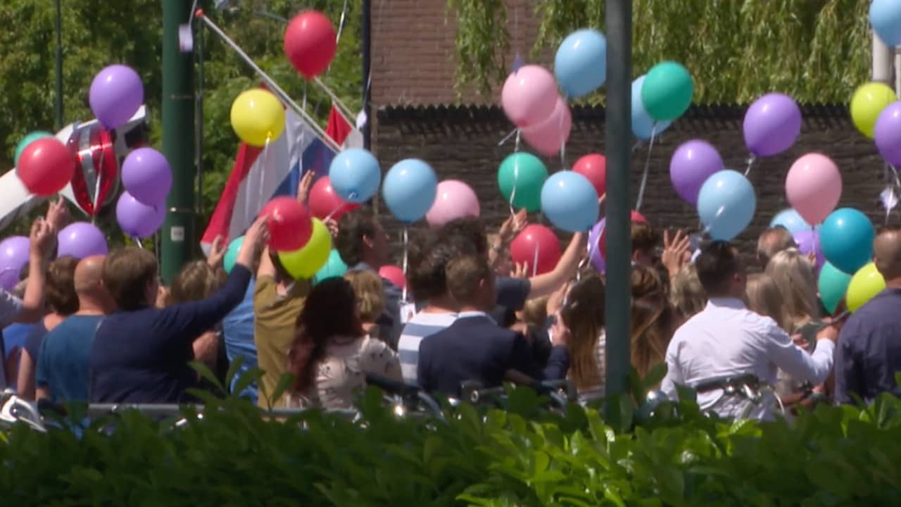 Beeld uit video: Aanwezigen laten ballonnen op tijdens begrafenis Savannah