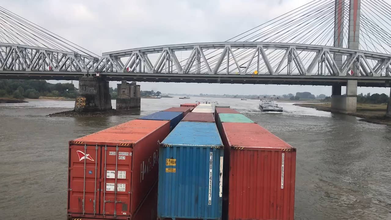 Beeld uit video: Binnenvaartschip vaart onder brug Zaltbommel door