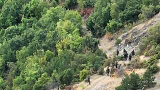 Dronebeelden tonen hoe gewapende groep ontsnapt in Kosovo