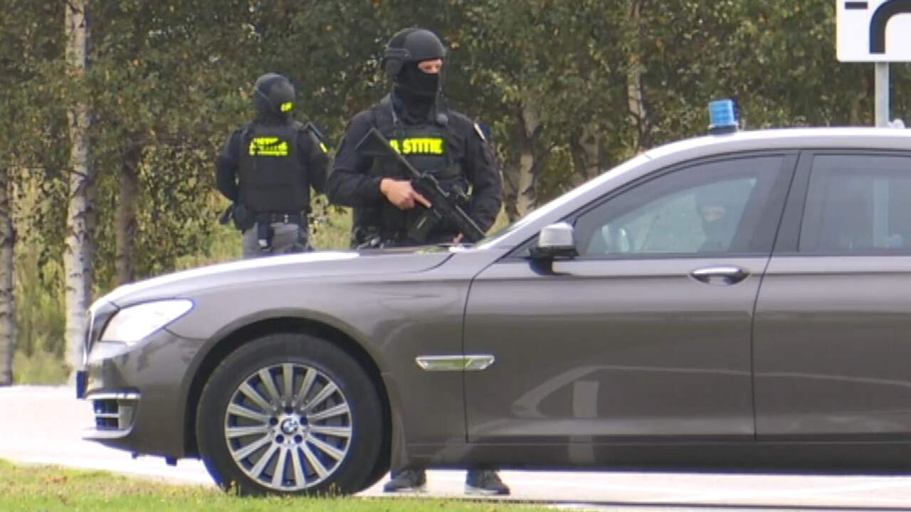 Beeld uit video: Zwaarbewapende marechaussees ingezet bij proces-Taghi