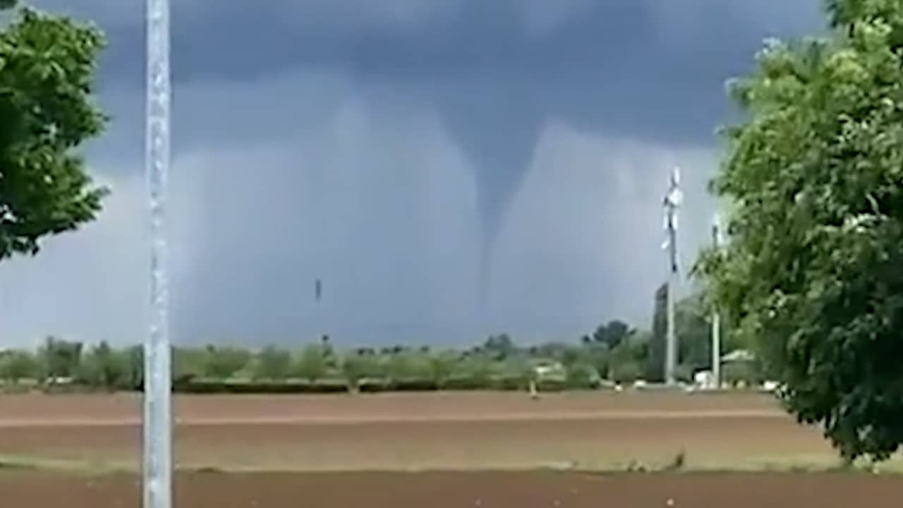 Beeld uit video: Omstanders filmen razende tornado in noorden van Italië