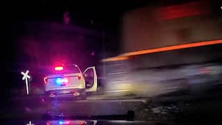 Trein ramt politieauto met geboeide verdachte in VS