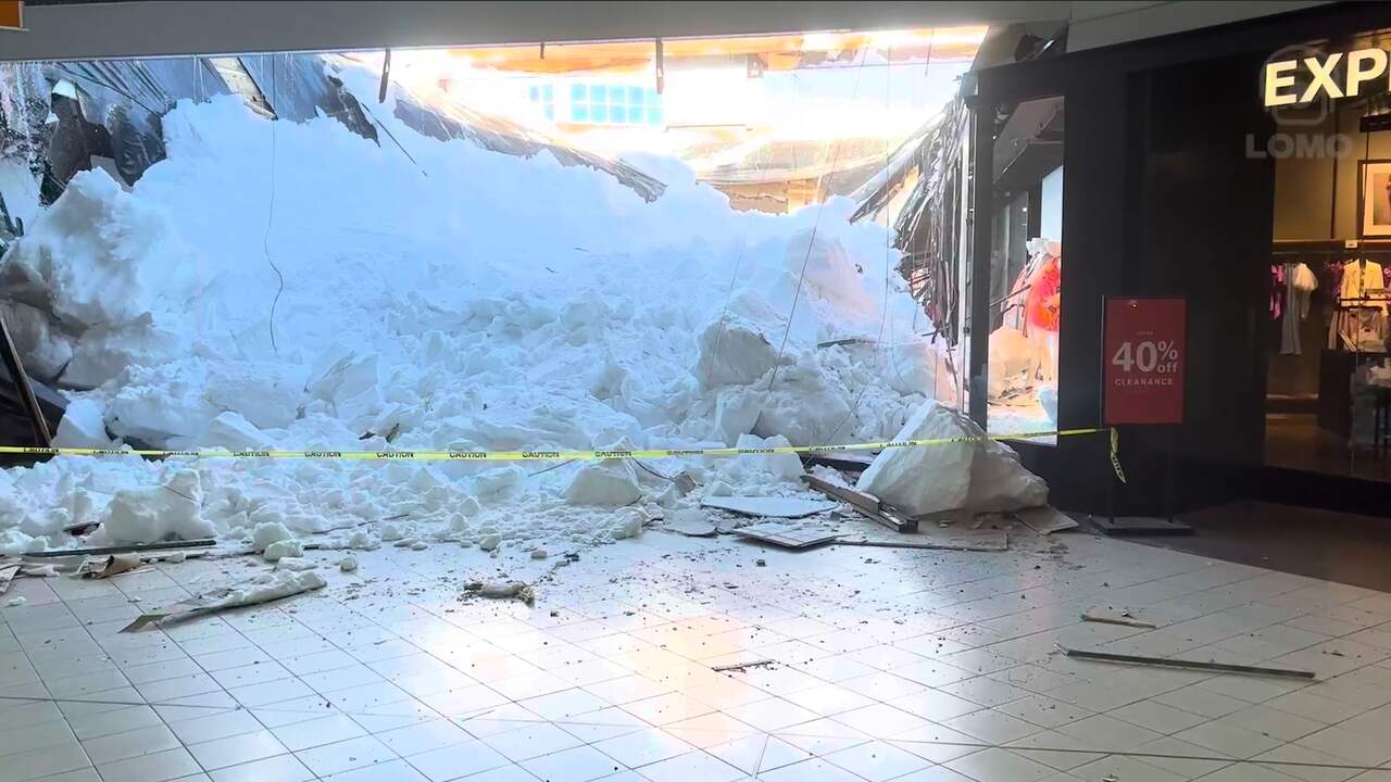 Beeld uit video: Winkelcentrum in VS bedolven onder sneeuw na instorten dak