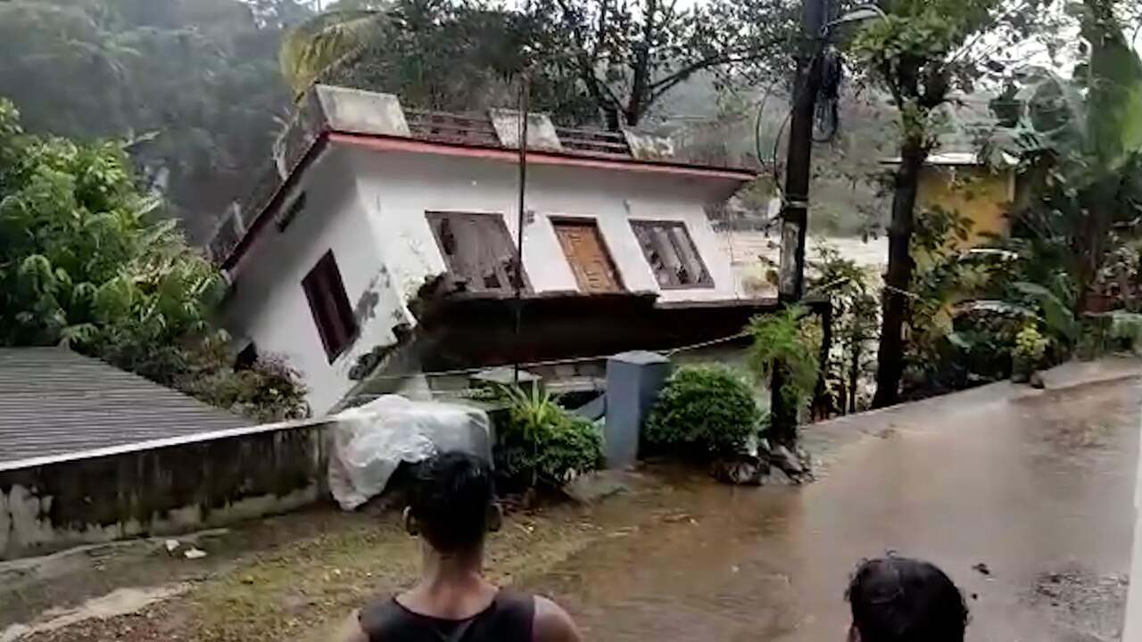 Beeld uit video: Huis in India stort in rivier door zware regenval
