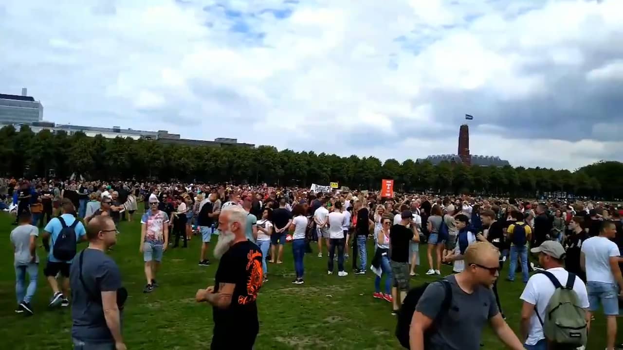 Beeld uit video: Politie grijpt in bij demonstratie tegen coronamaatregelen in Den Haag