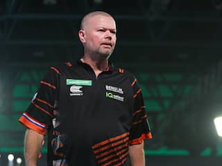 Van Barneveld moet ook in Amsterdam buigen voor Littler, Van Gerwen wel door