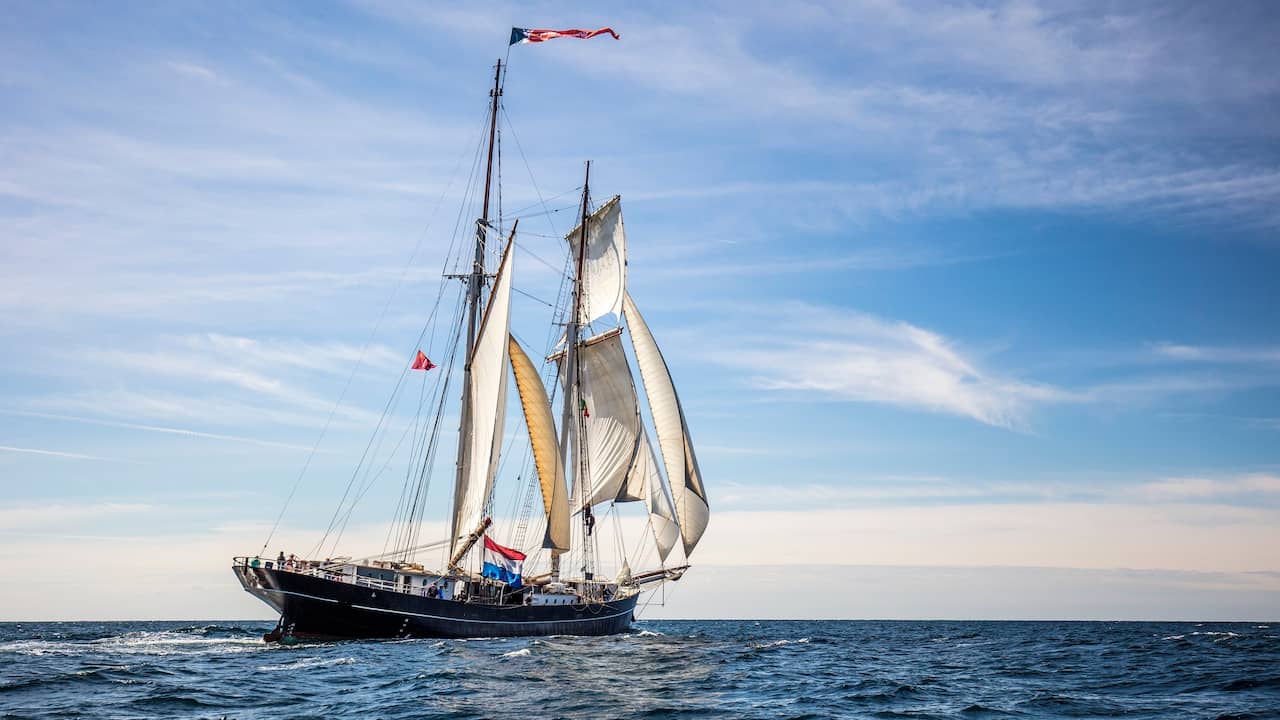 Dutch sailing ship with students changes course due to volcanic eruption |  NOW