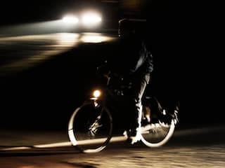 Dronken man rijdt met gestolen fiets over A50 