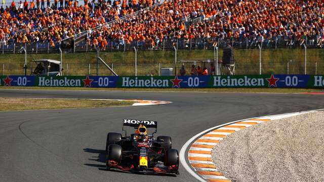 Zondag kan Verstappen zijn poleposition verzilveren in de race, die om 15.00 uur van start gaat.