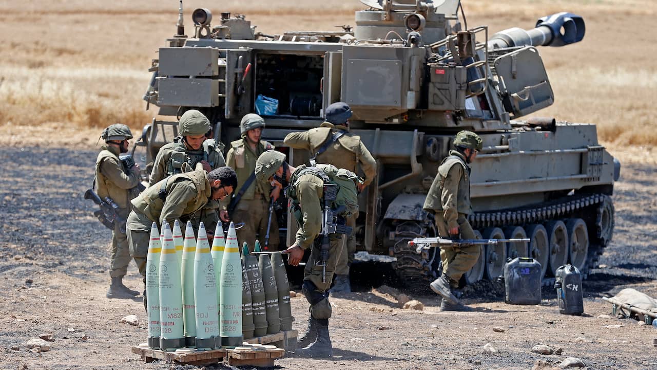Het Israëlische leger maakt zich klaar om artilleriegranaten af te vuren richting de Gazastrook.