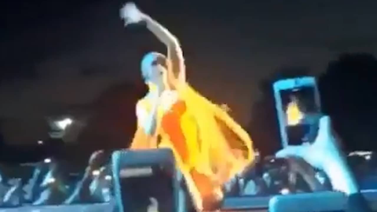 Cardi B gooit eigen pruik in publiek tijdens show in Londen
