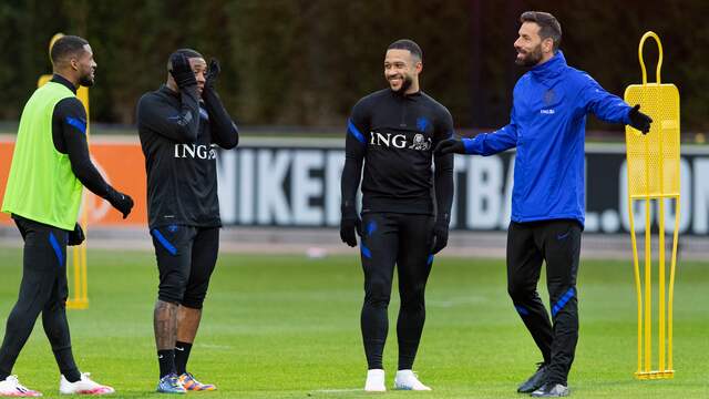 Ruud van Nistelrooij stond als assistent-bondscoach op het trainingsveld.