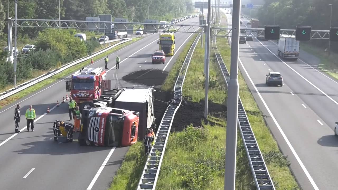 Vrachtwagen met vijverslib kantelt op A50 bij Hoenderloo