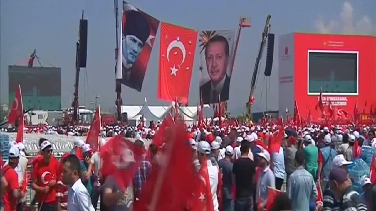 Miljoenen Turken demonstreren tegen coup in Istanbul