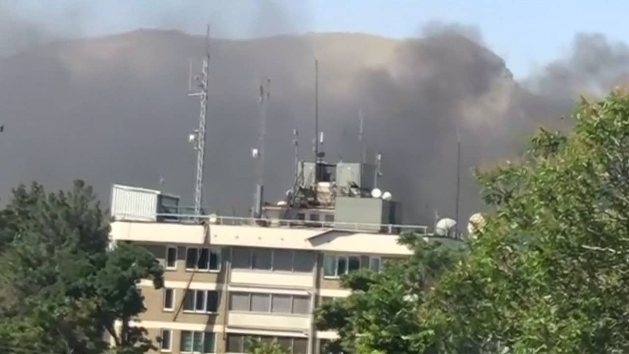 Rookwolken hangen boven Kabul na grote explosie in ambassadewijk