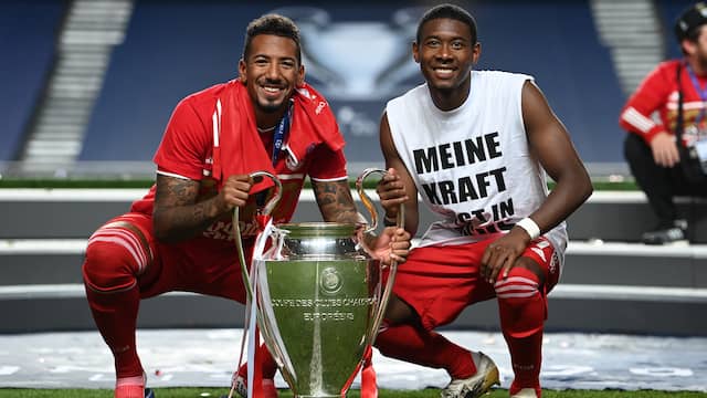David Alaba (rechts) met Jérôme Boateng en de Champions League-beker.