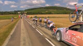 Ploegleider rijdt Spaanse coureur onderuit in Tour de France Femmes