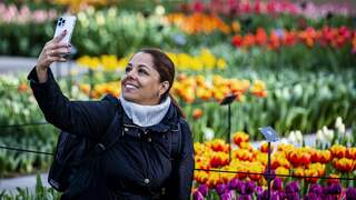 Honderden mensen bezoeken Keukenhof op openingsdag