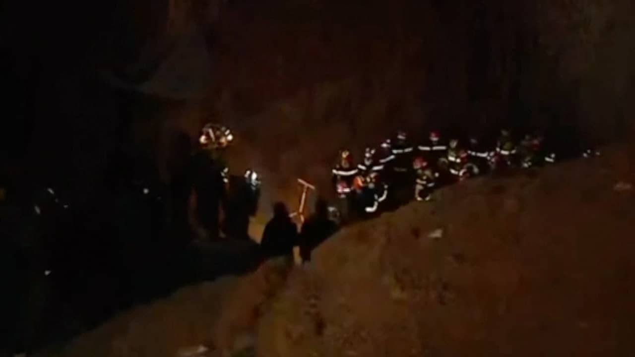 Beeld uit video: Zo haalden reddingswerkers kleuter Rayan uit put in Marokko