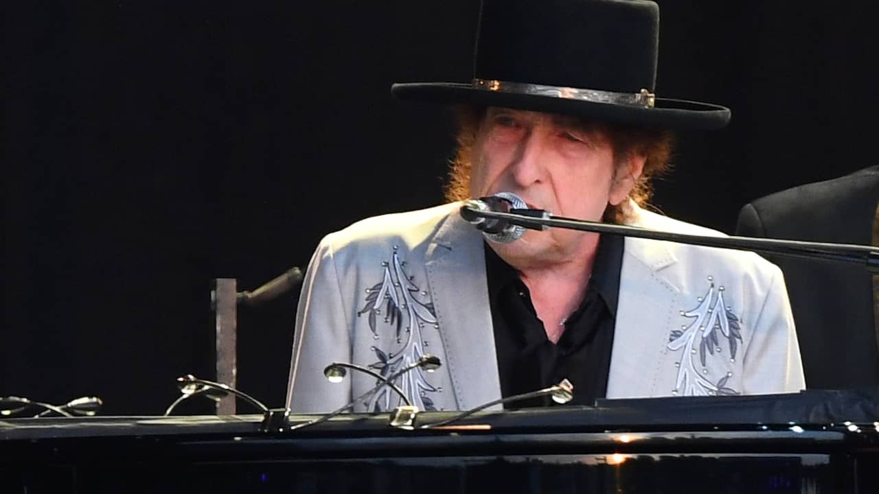 The publisher used a machine to copy Bob Dylan’s signature for the book |  Music