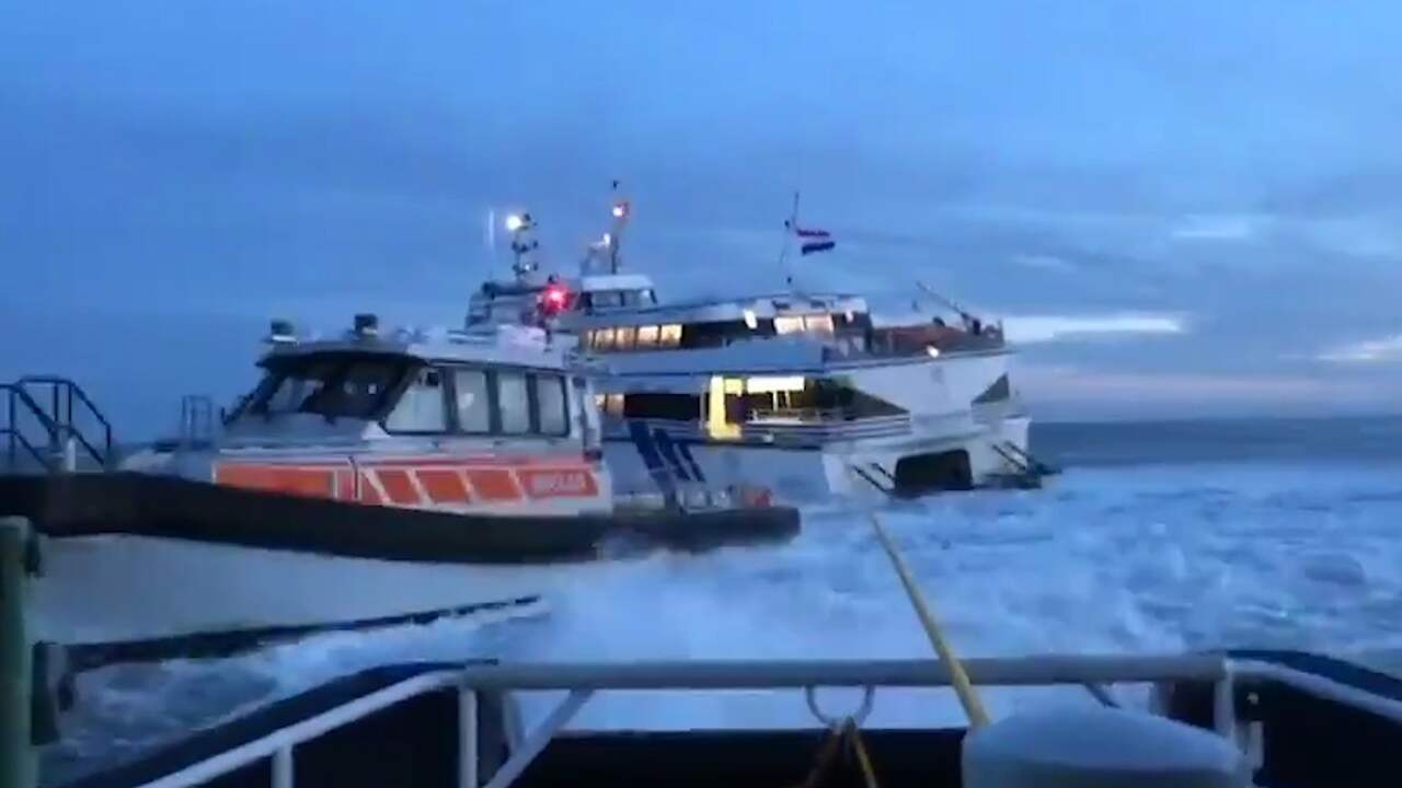 Beeld uit video: Sleepboten trekken vastgelopen veerboot los in Waddenzee