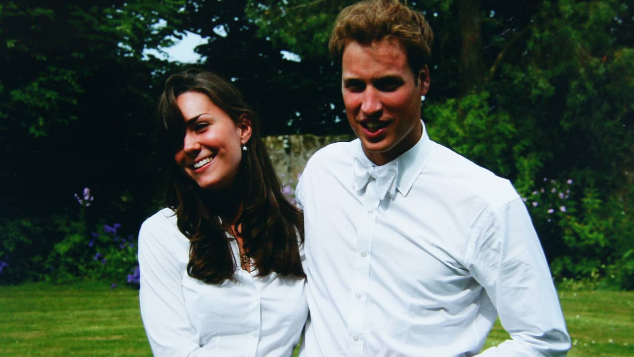 Kate en William op de dag dat William afstudeerde. De familie van de hertogin deelde deze foto pas nadat ze hun verloving hadden aangekondigd.