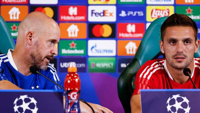 Dusan Tadic (rechts) zat naast Erik ten Hag bij de persconferentie.