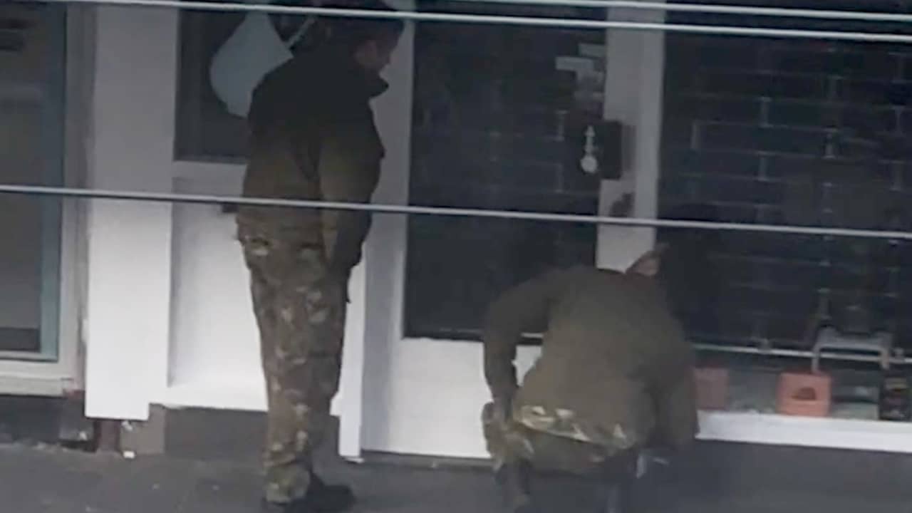 Beeld uit video: Explosieven Opruimingsdienst onderzoekt handgranaat aan winkelpand