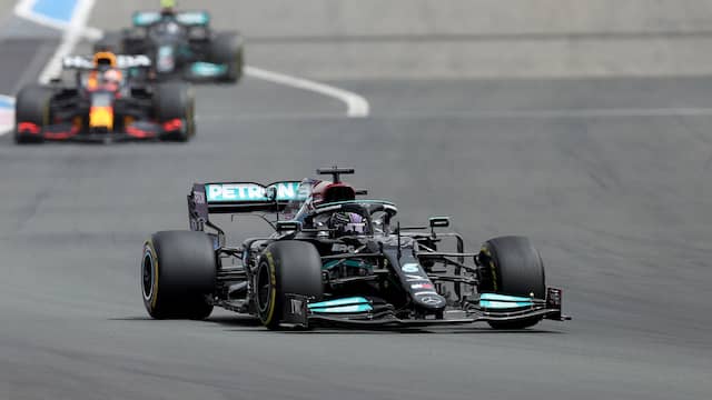 Max Verstappen had een lastige openingsfase in Frankrijk, maar kon Lewis Hamilton wel bijhouden.