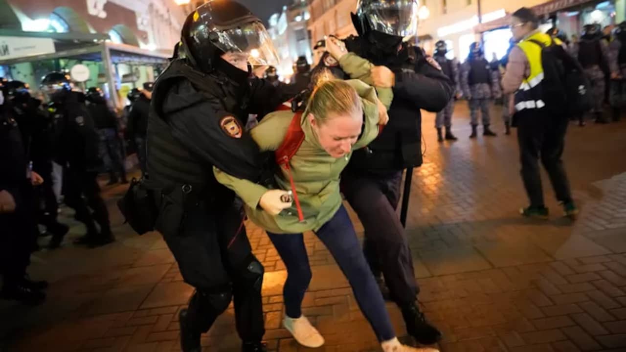 Beeld uit video: Russen in meerdere steden de straat op: 'Wij zijn niet meer bang'