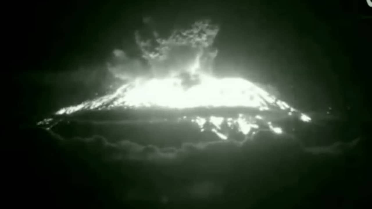 Beeld uit video: Vulkaan Gunung Agung op Bali explosief uitgebarsten