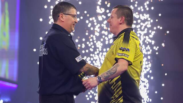 Gary Anderson en Dave Chisnall schudden elkaar de hand na de wedstrijd.