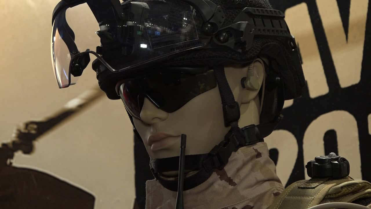 Beeld uit video: AR-bril bij defensie: 'Het lijkt op het masker van Iron Man'