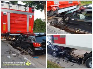 Personenauto botst op geparkeerde vrachtwagen in Rotterdam Feijenoord