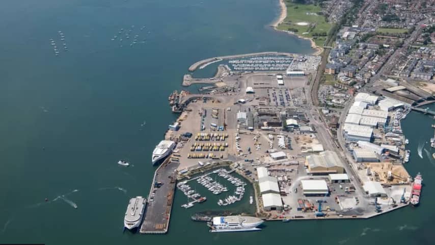 Vloeistoflek in Zuid-Engelse haven Poole Harbour door kapotte pijpleiding