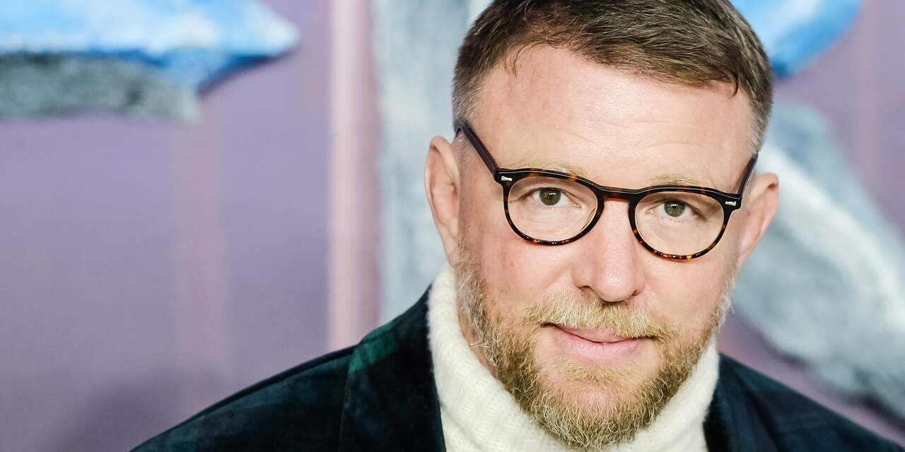 Regisseur Guy Ritchie mag zes maanden niet rijden na gebruiken telefoon | NU - Het laatste nieuws het eerst op NU.nl