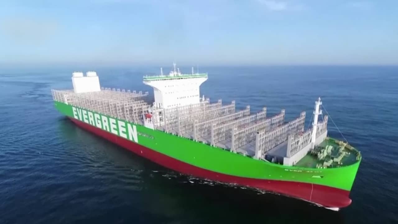 Beeld uit video: Drone filmt ’s werelds grootste vrachtschip in China