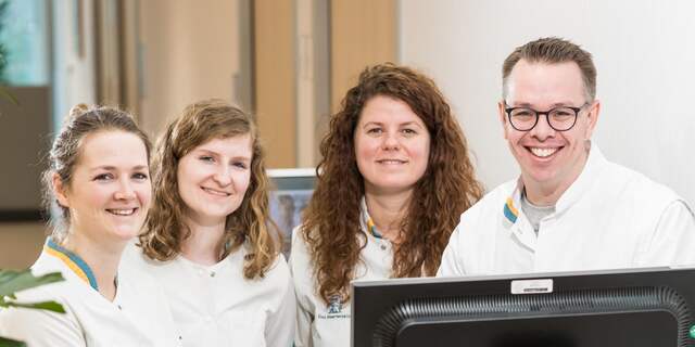 Verpleegkundige in opleiding Lauren Roskamp (tweede van rechts) met mede-zijinstromers in de Sint Maartenskliniek, Nijmegen