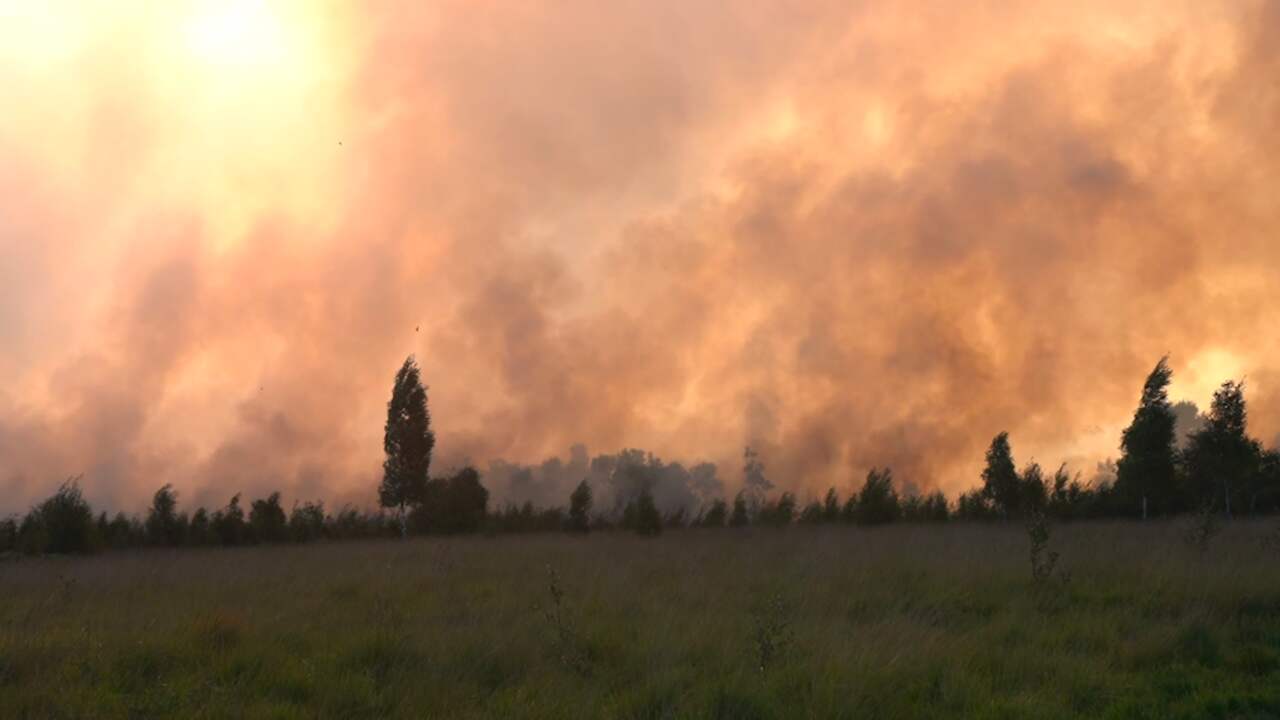 Beeld uit video: Grote rookwolken overschaduwen natuurbrand in Limburg