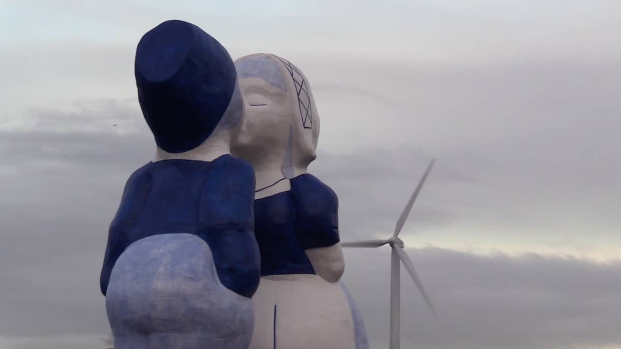 Beeld uit video: Gigantisch Delfts blauw koppel geplaatst aan IJ