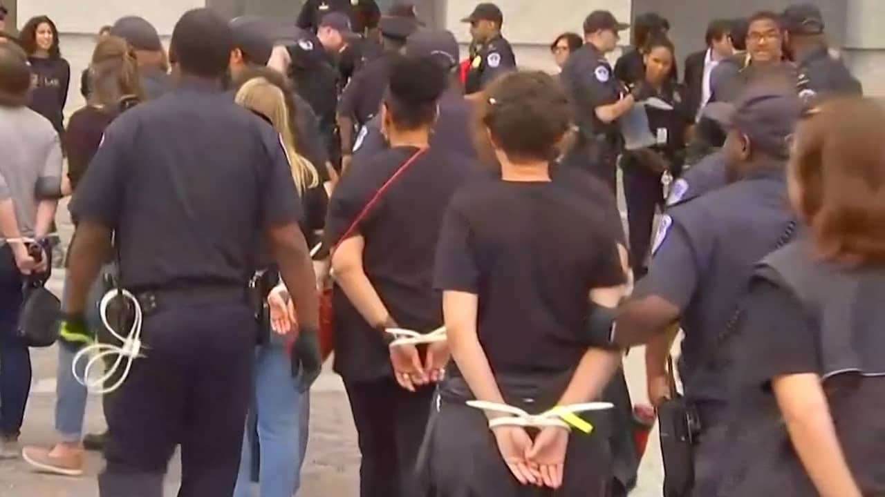 Beeld uit video: Politie arresteert betogers tegen Kavanaugh bij Capitool
