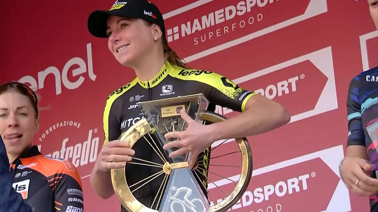 Beeld uit video: Van Vleuten wint Strade Bianche na zware knieblessure