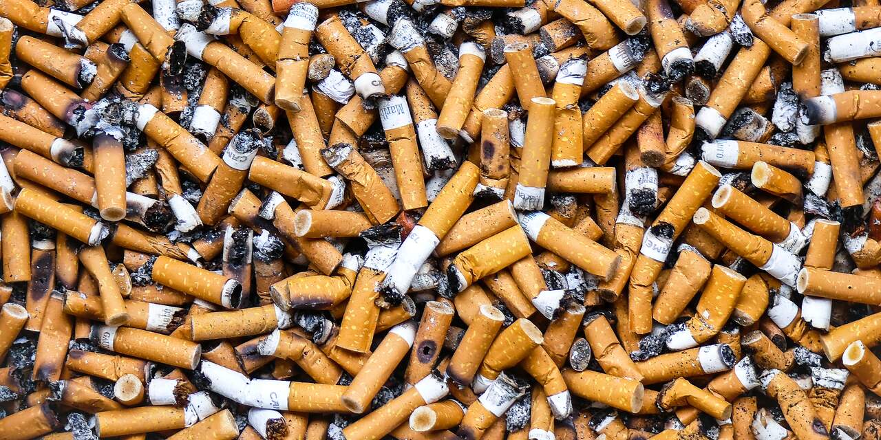 UMCG deelt asbakzakjes uit in strijd tegen sigarettenoverlast